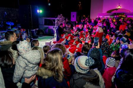 Prihod Dedka Mraza s spremstvom